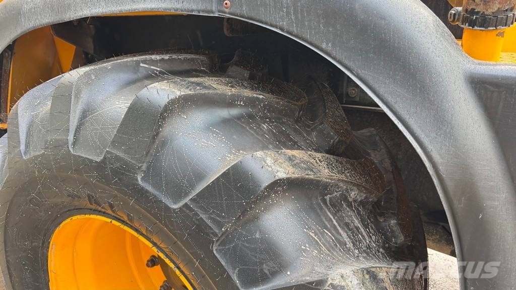 JCB 714 - NEW TYRES - 2013 YEAR - 8200 HOURS Camiones articulados