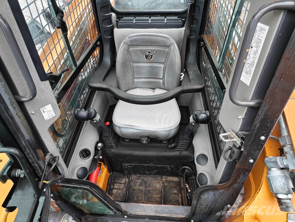 CASE TR 320 Skid Steer Loader 滑移轉向裝載機