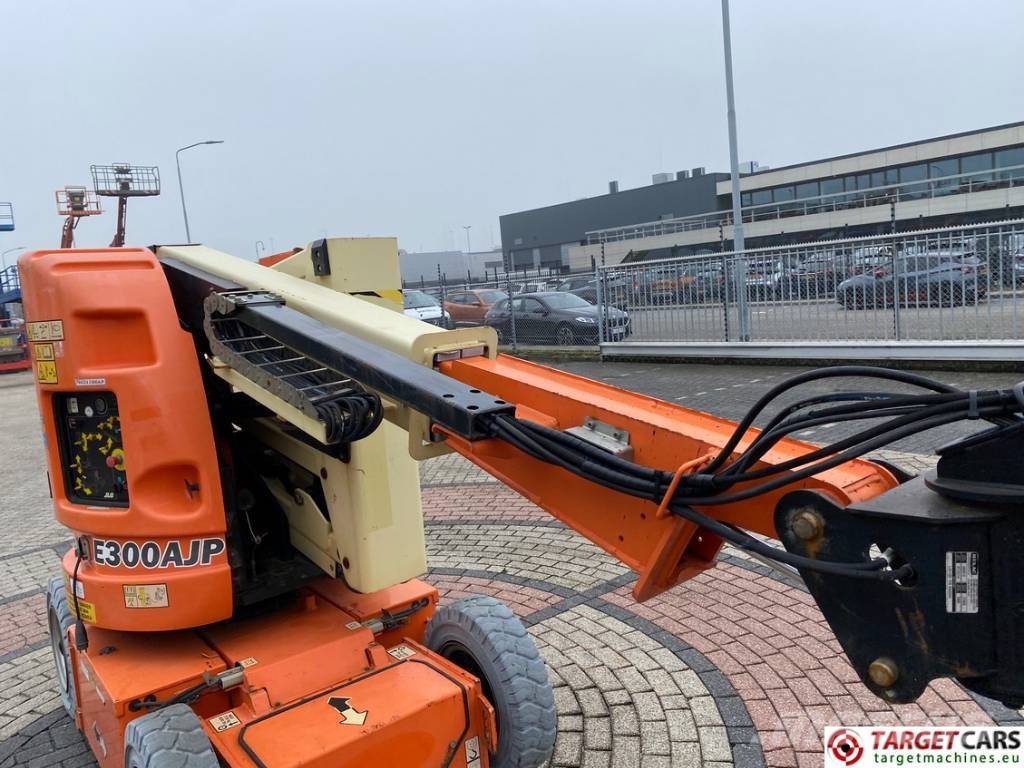 JLG E300AJP Jib Plus Electric Articulated Lift 1097cm Compact self-propelled boom lifts