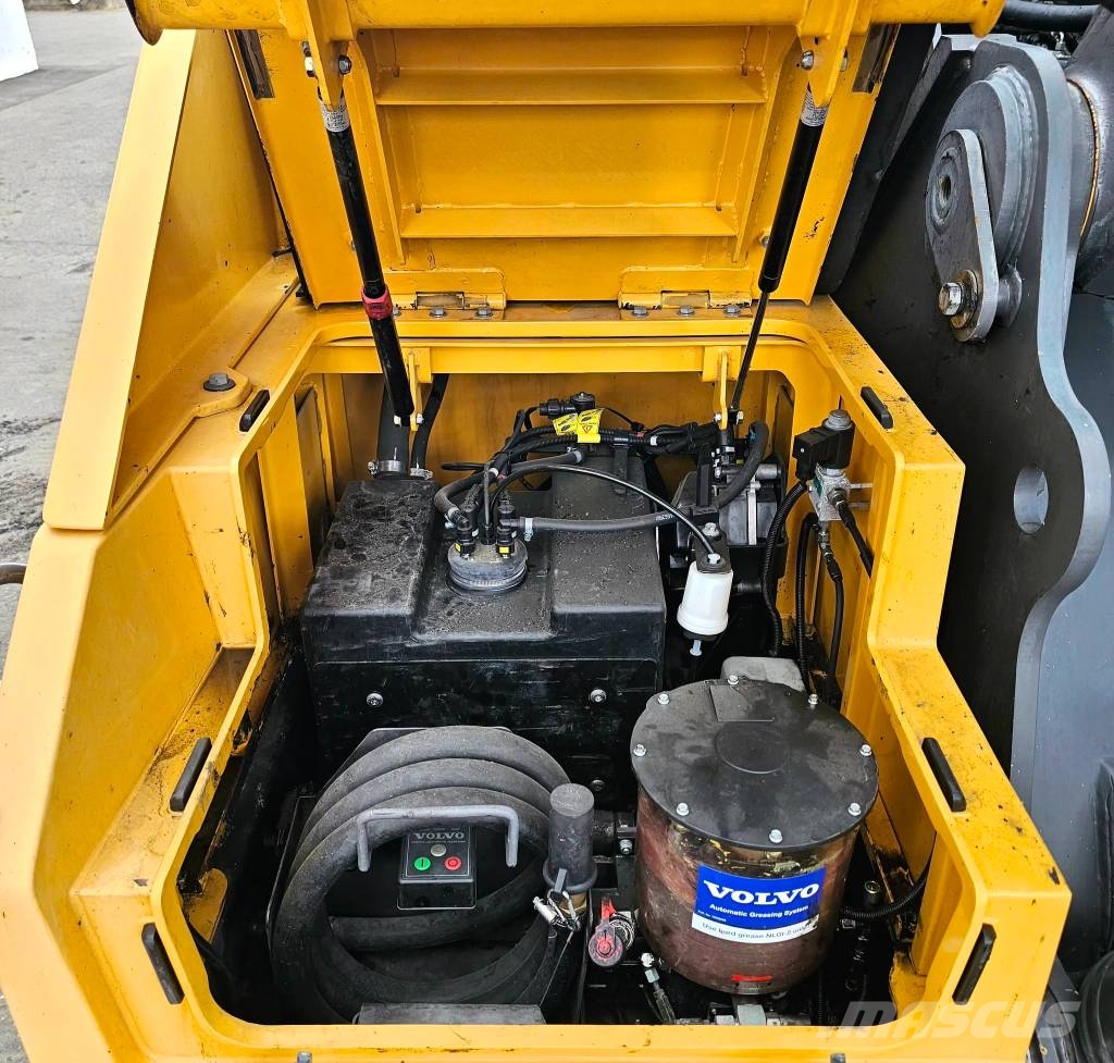 Volvo EC 300 EL حفارات زحافة