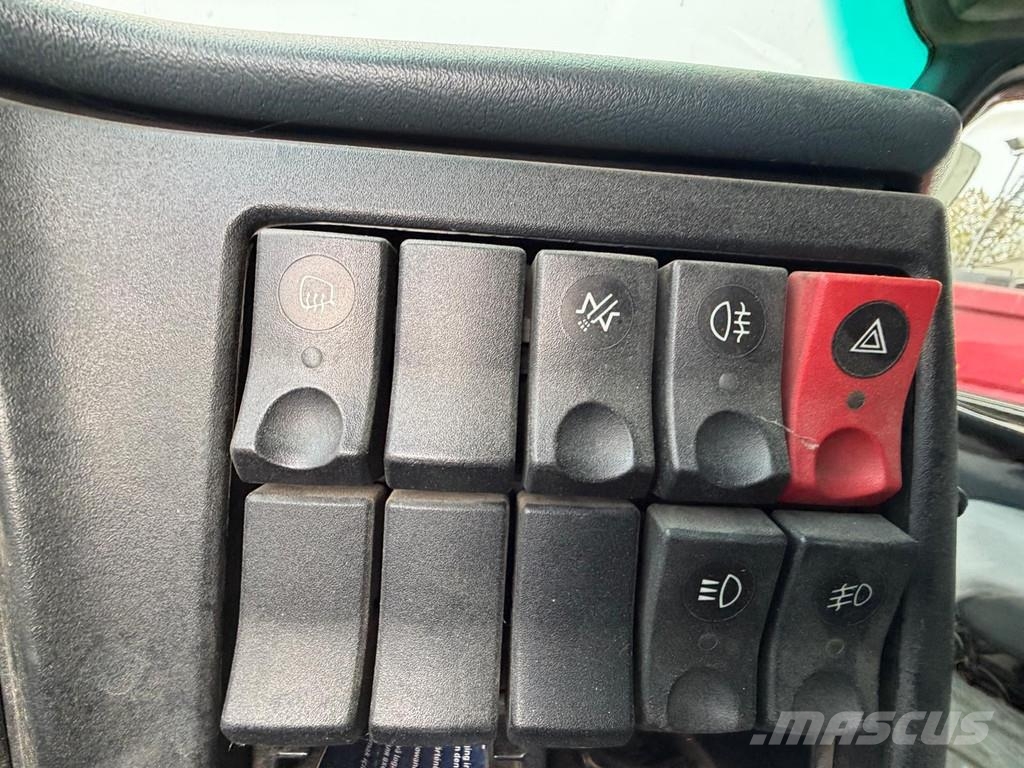 Renault Premium 400 Tractor - Manual Gearbox - Sleeping Ca Vetopöytäautot