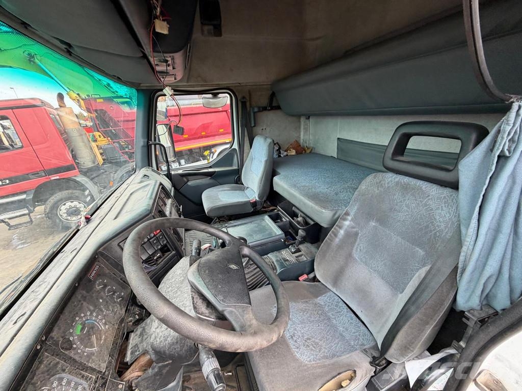 Renault Premium 400 Tractor - Manual Gearbox - Sleeping Ca Vetopöytäautot