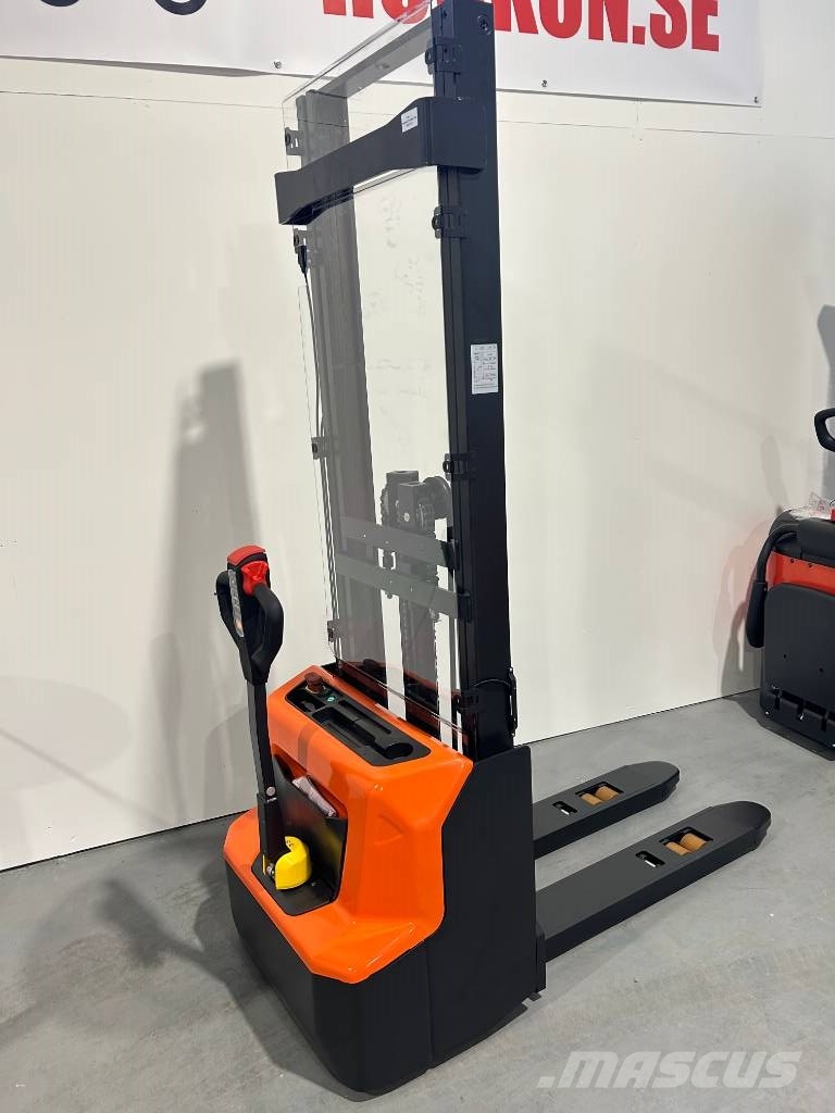 Swedmach SWB130D FFL 3,2m. Ledstaplare stödbenslyft معدات التكديس الجوالة