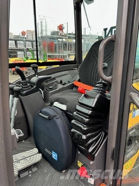 Volvo ECR25 EL Electric 小型挖掘机