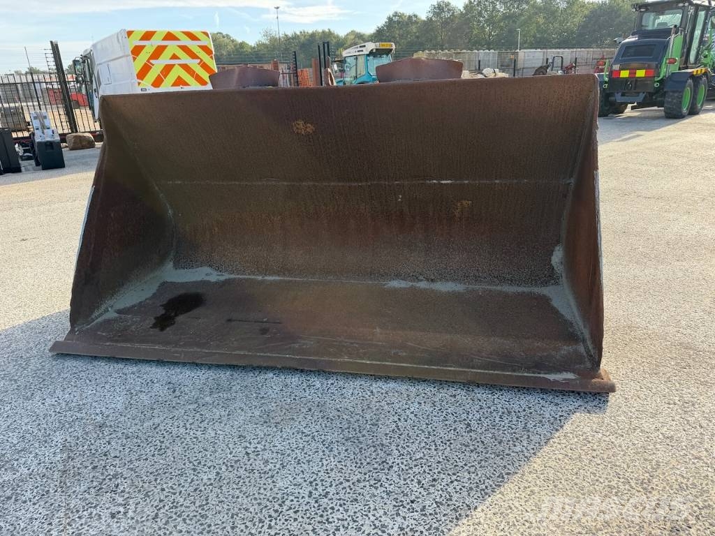 Dichte bak L110 / Loading bucket 285cm Volvo  q/c connection Buckets
