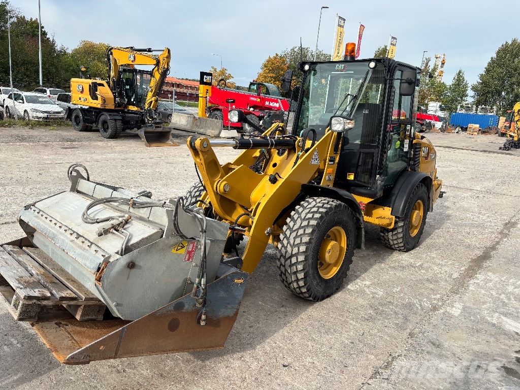CAT 906M Rataslaadurid