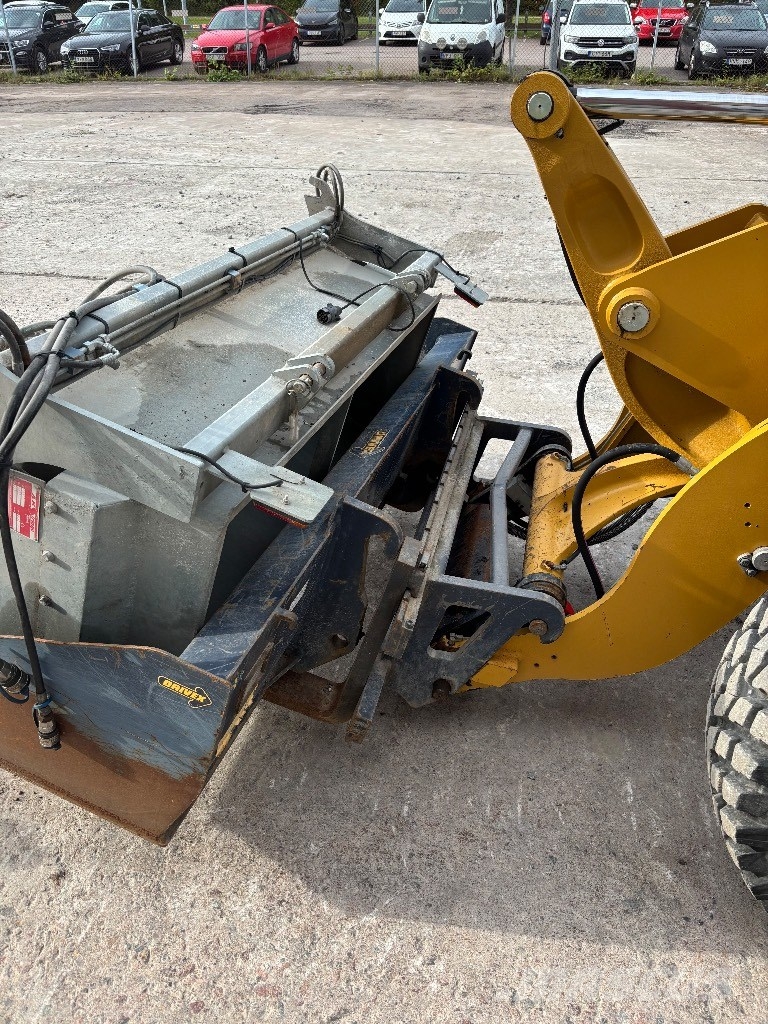 CAT 906M Rataslaadurid