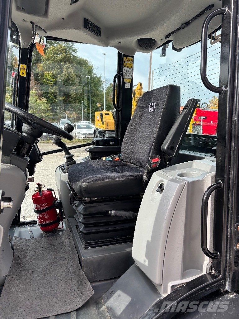 CAT 906M Rataslaadurid