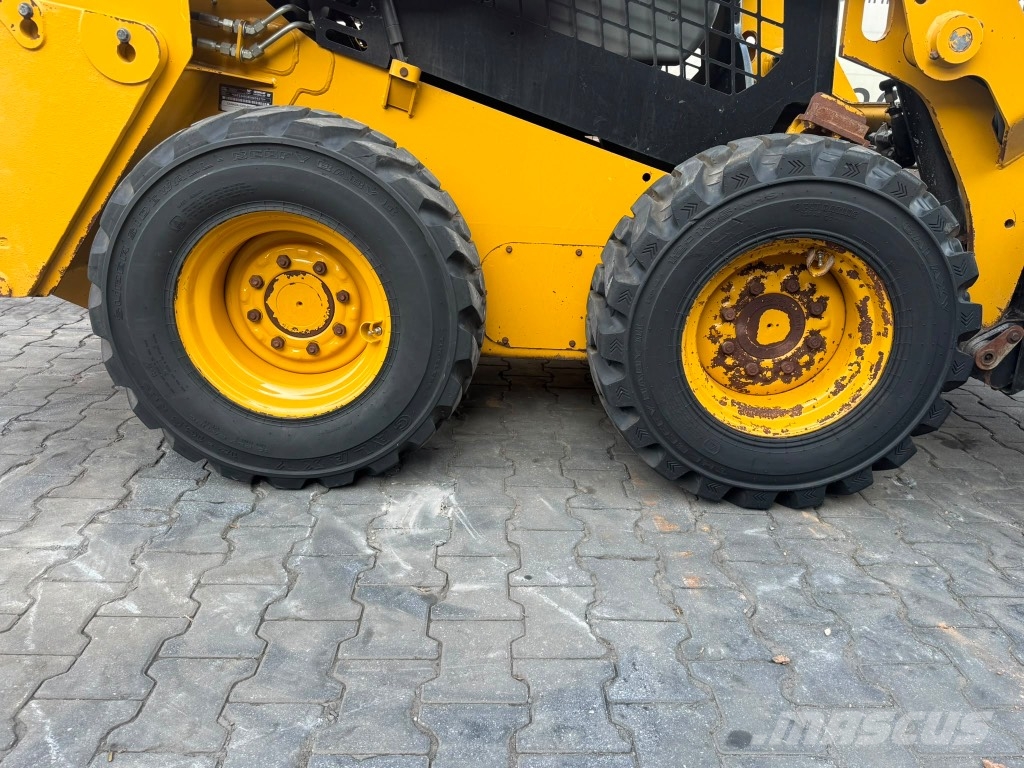 CAT 226 D3 لوادر انزلاقية التوجيه