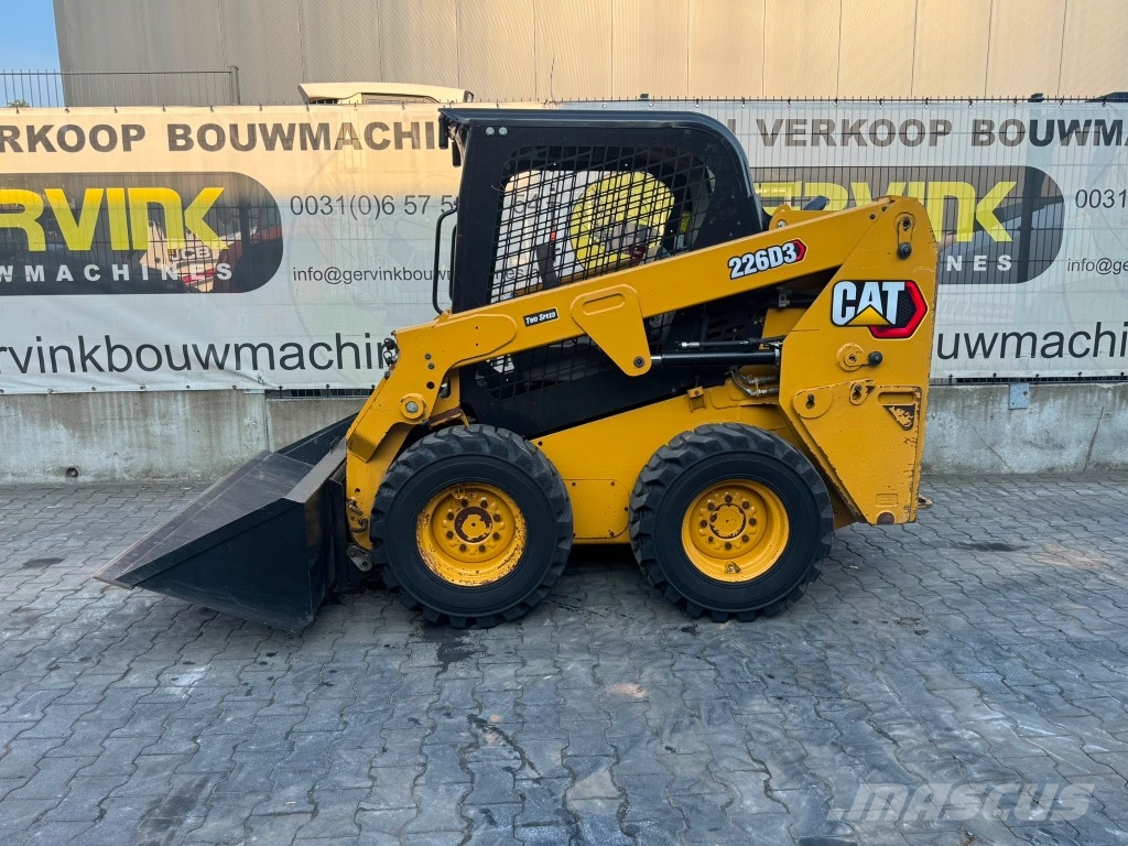 CAT 226 D3 لوادر انزلاقية التوجيه