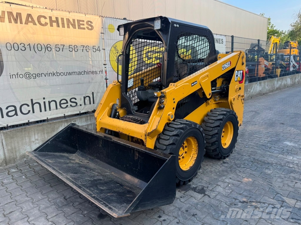 CAT 226 D3 لوادر انزلاقية التوجيه