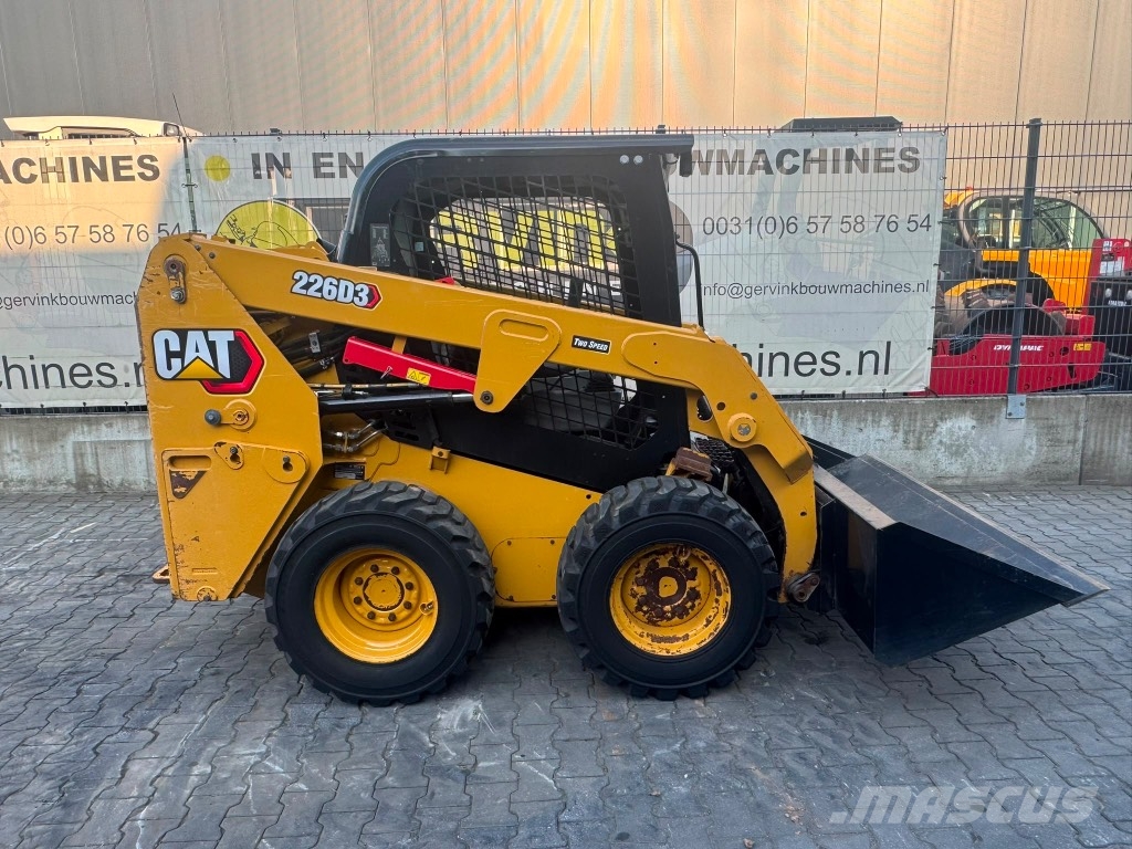 CAT 226 D3 لوادر انزلاقية التوجيه
