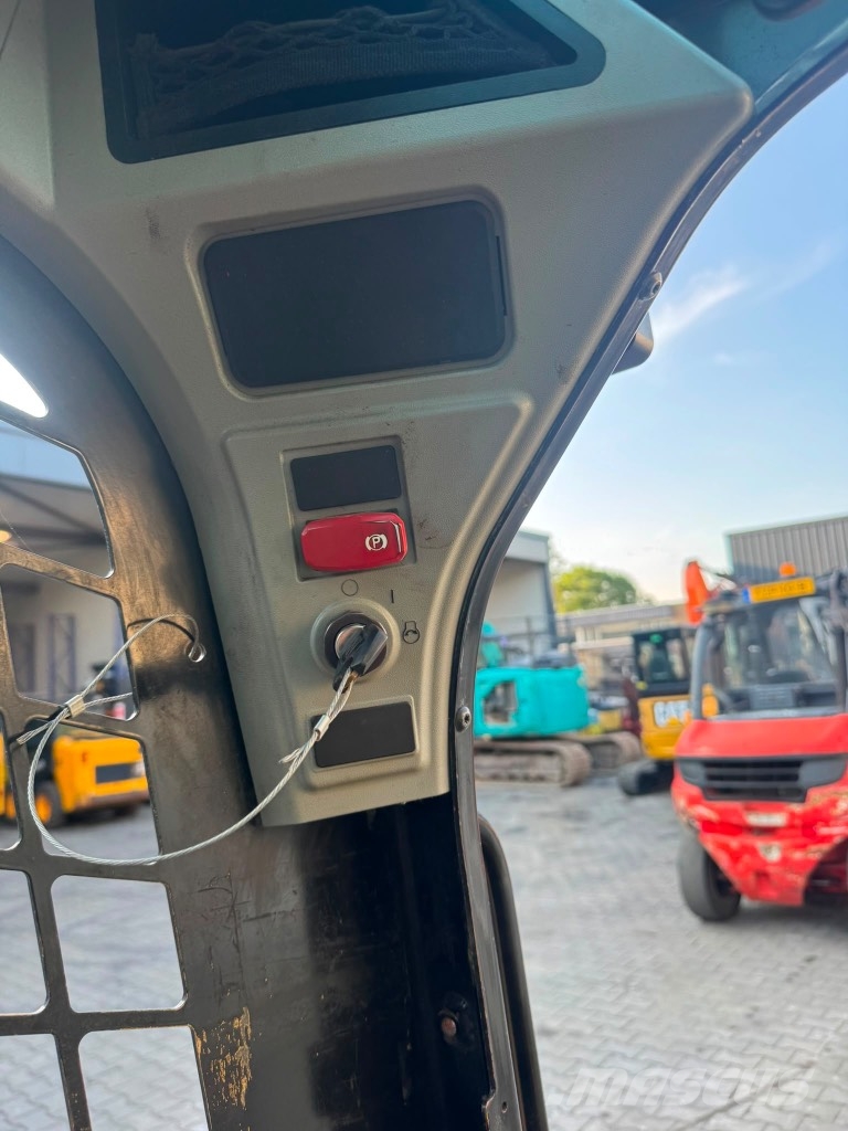 CAT 226 D3 لوادر انزلاقية التوجيه