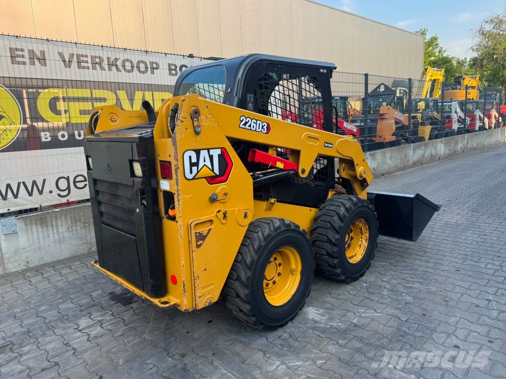 CAT 226 D3 لوادر انزلاقية التوجيه
