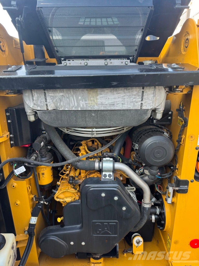 CAT 226 D3 لوادر انزلاقية التوجيه