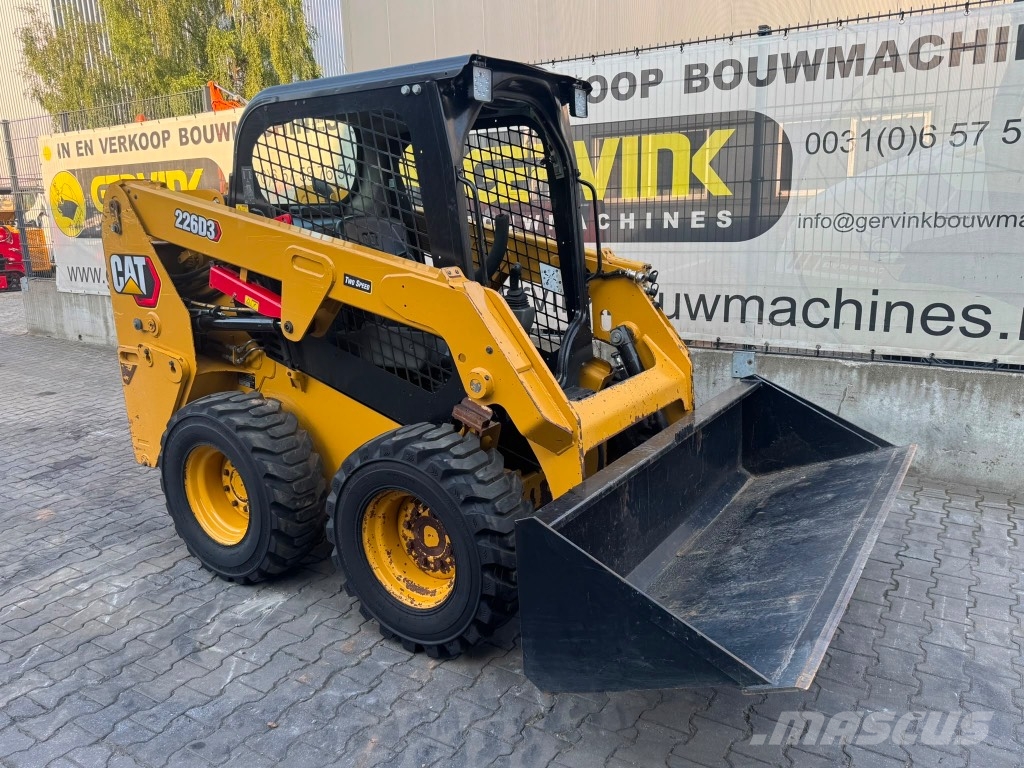 CAT 226 D3 لوادر انزلاقية التوجيه