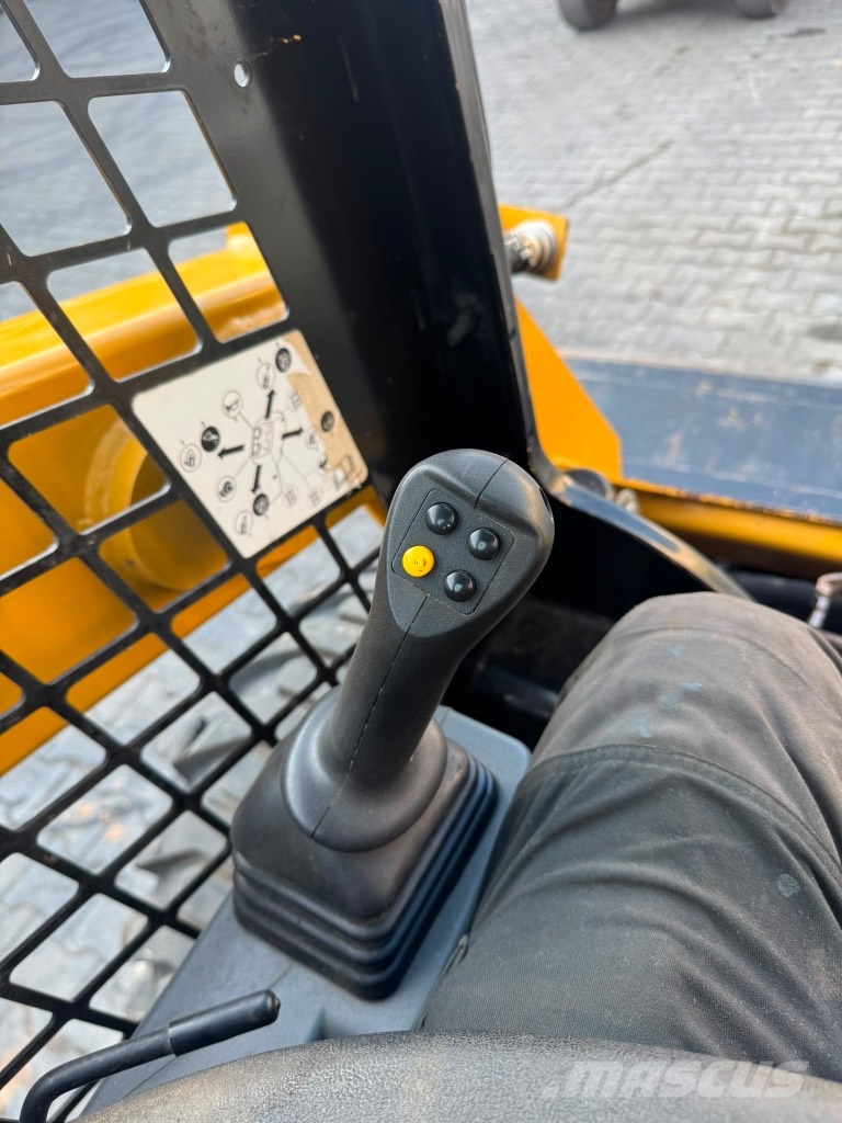 CAT 226 D3 لوادر انزلاقية التوجيه