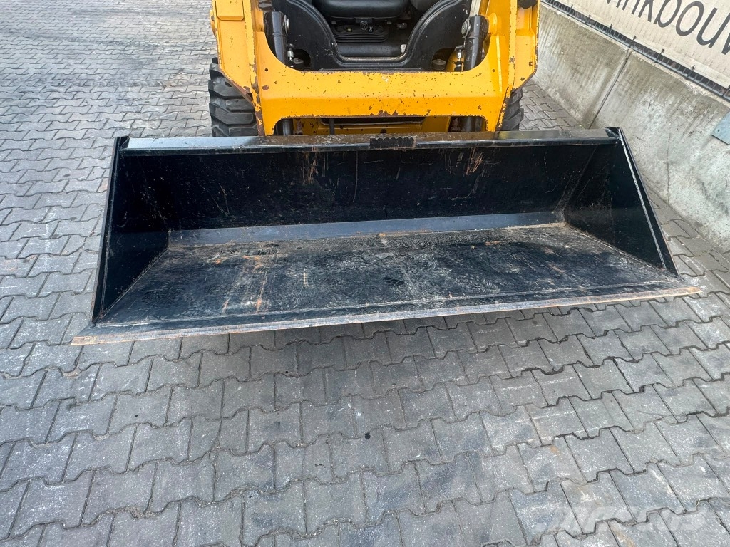 CAT 226 D3 لوادر انزلاقية التوجيه
