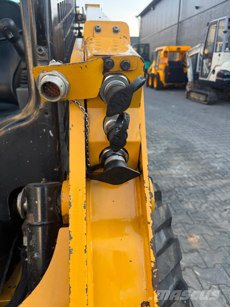 CAT 226 D3 لوادر انزلاقية التوجيه