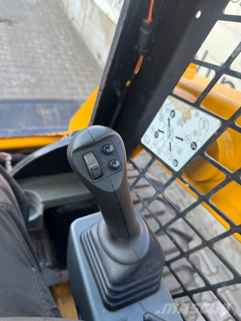 CAT 226 D3 لوادر انزلاقية التوجيه