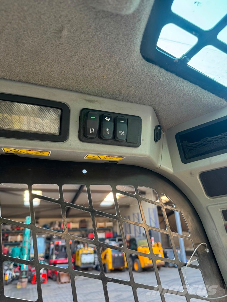CAT 226 D3 لوادر انزلاقية التوجيه