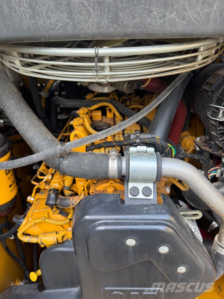 CAT 226 D3 لوادر انزلاقية التوجيه