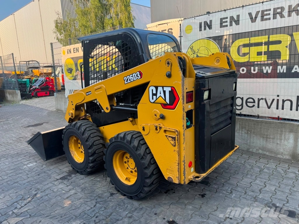 CAT 226 D3 لوادر انزلاقية التوجيه