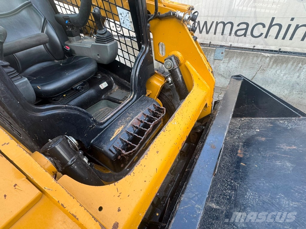 CAT 226 D3 لوادر انزلاقية التوجيه