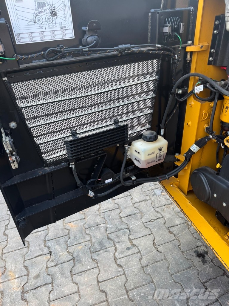 CAT 226 D3 لوادر انزلاقية التوجيه