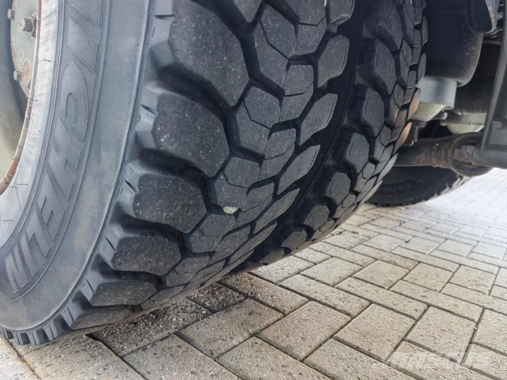 Iveco Eurotrakker 190E35W Cursor 4x4 平板栏板货车