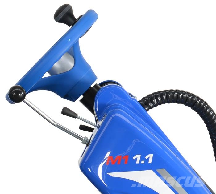 Multione 1.1 スキッドステアローダー