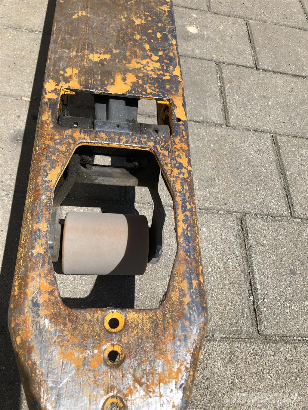Jungheinrich EJE 220 R Pedestrian stacker