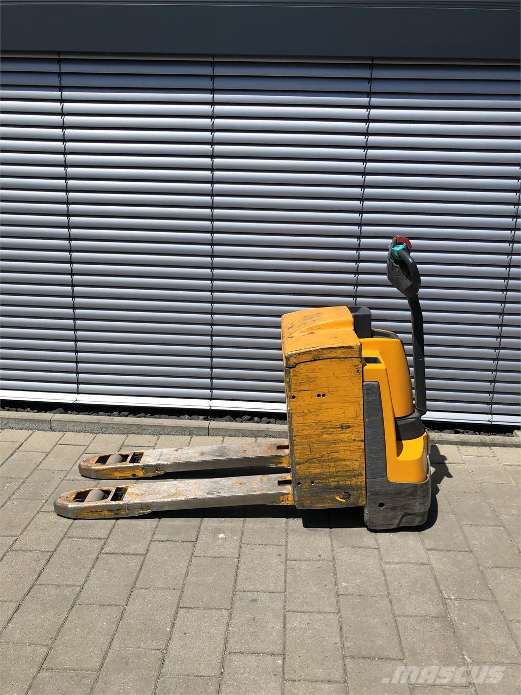 Jungheinrich EJE 220 R Pedestrian stacker