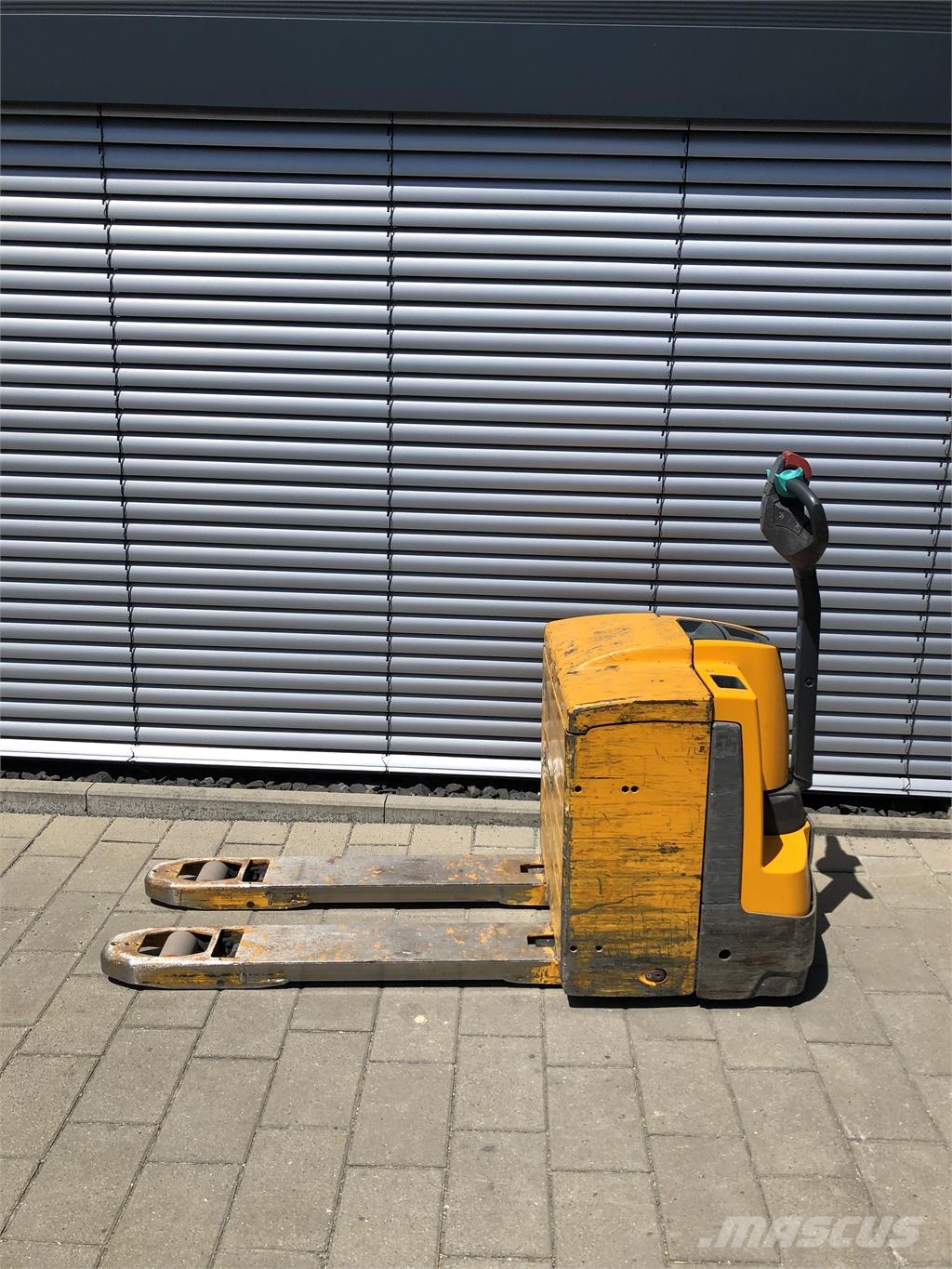 Jungheinrich EJE 220 R Pedestrian stacker