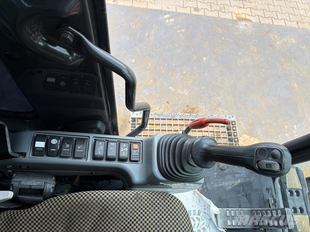 Hitachi ZX135US-6 حفارات زحافة