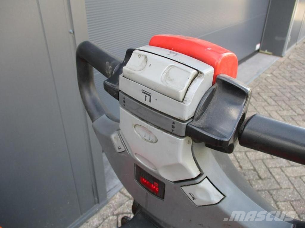 BT SWE200D رافعة منخفضة المستوى ذات منصة