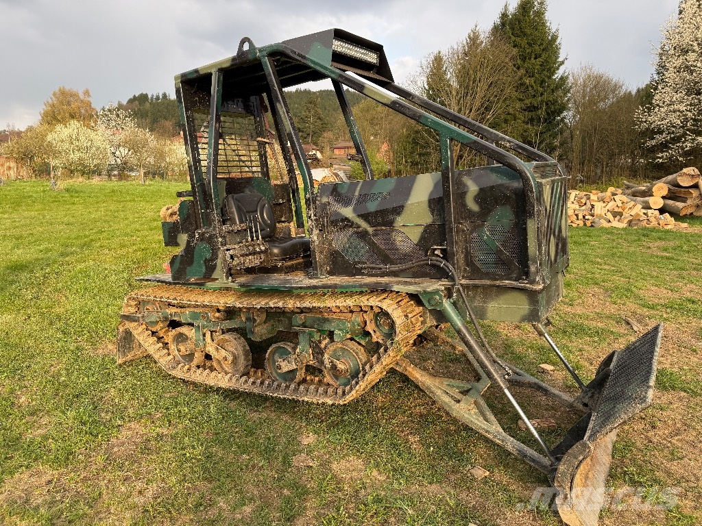 Forcat, lesní pásový traktor 36D Traktor med skogsutstyr