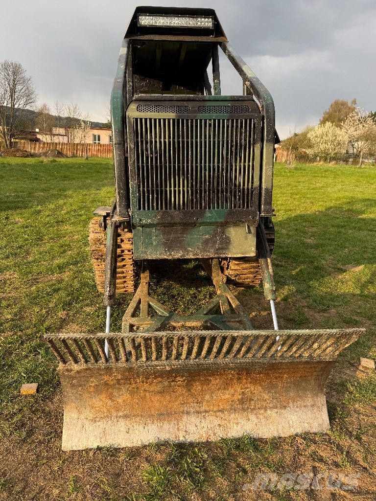 Forcat, lesní pásový traktor 36D Traktor med skogsutstyr