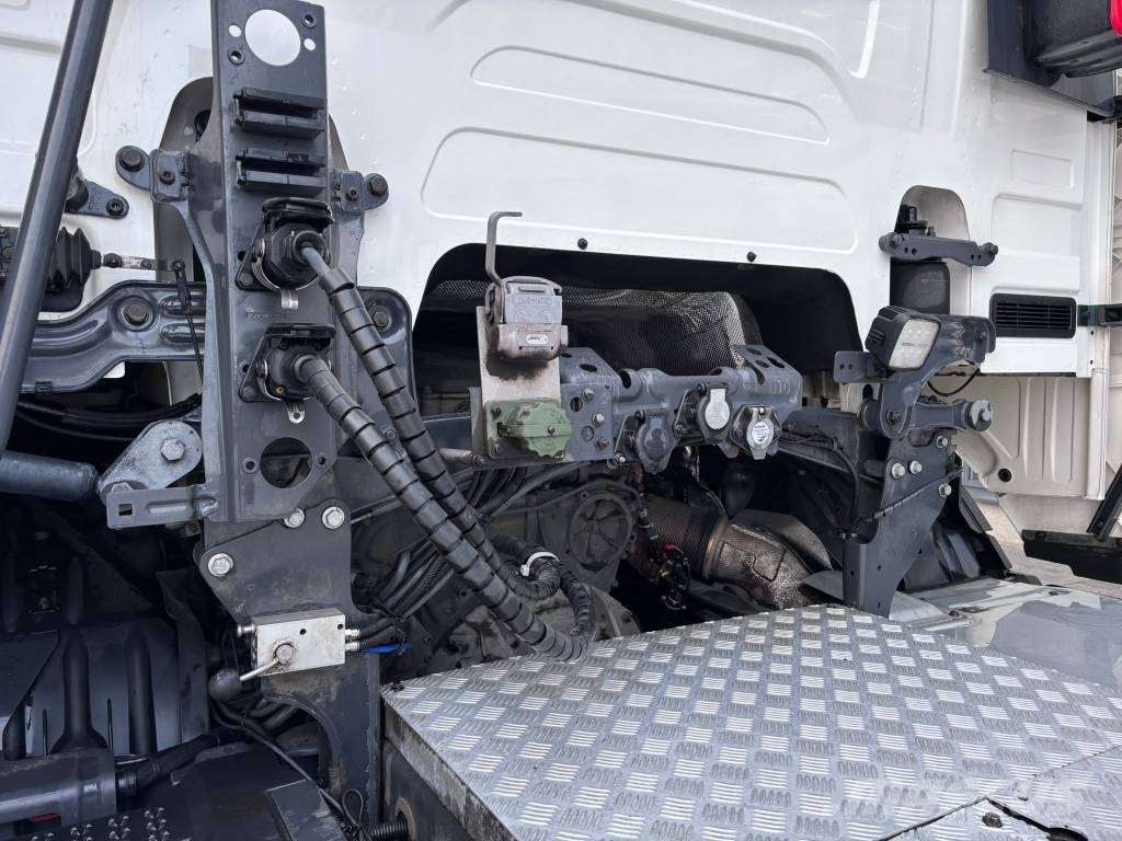 Scania R560 6x4  HCT وحدات الجر
