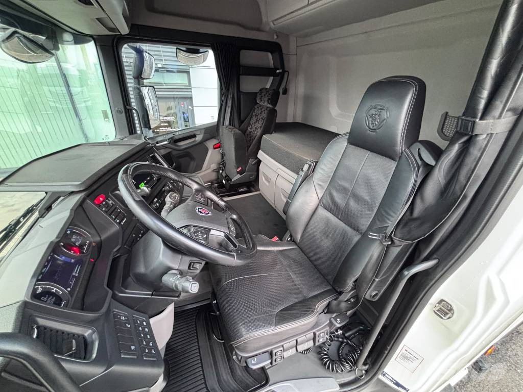 Scania R560 6x4  HCT وحدات الجر