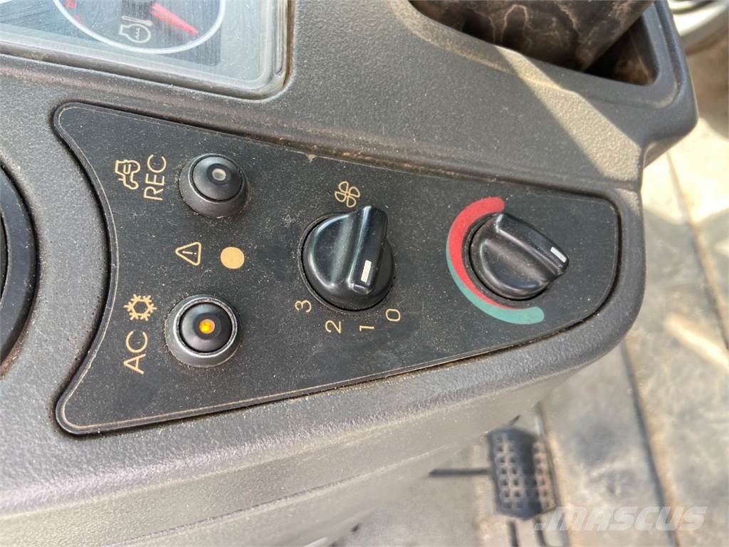 CLAAS AXOS 330 CX Traktory