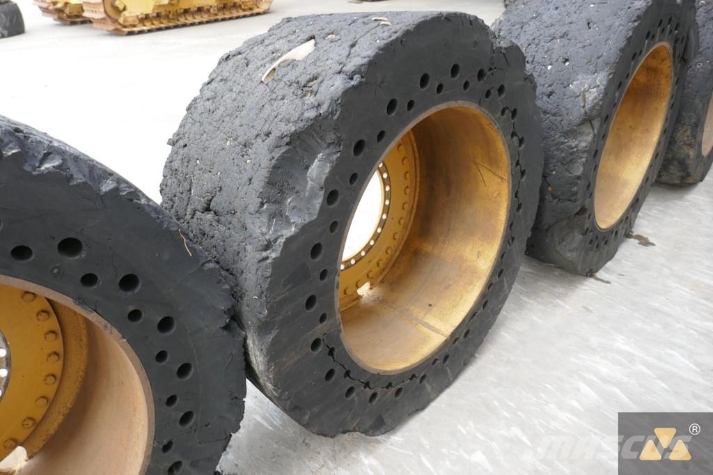 Volvo L180 Cushion wheels Banden, wielen en velgen