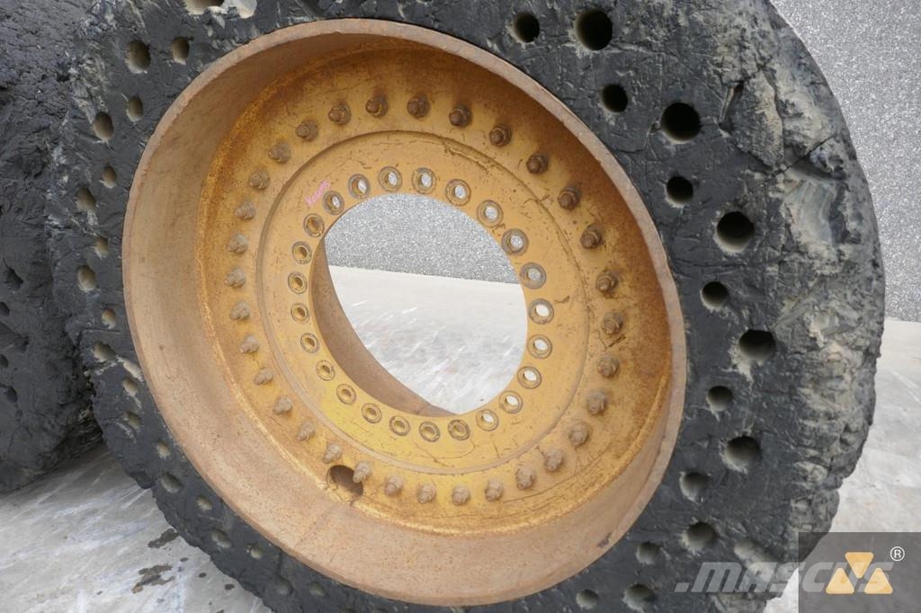 Volvo L180 Cushion wheels Banden, wielen en velgen