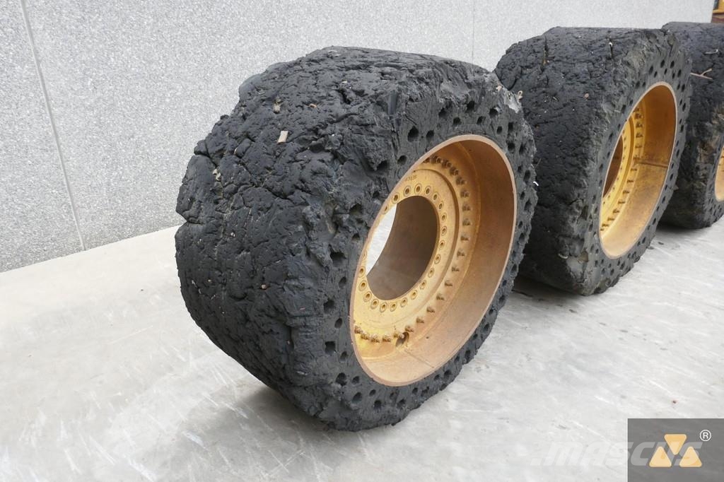 Volvo L180 Cushion wheels Banden, wielen en velgen