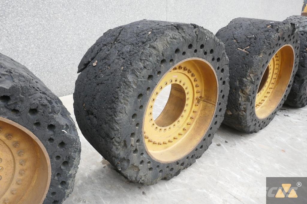 Volvo L180 Cushion wheels Banden, wielen en velgen