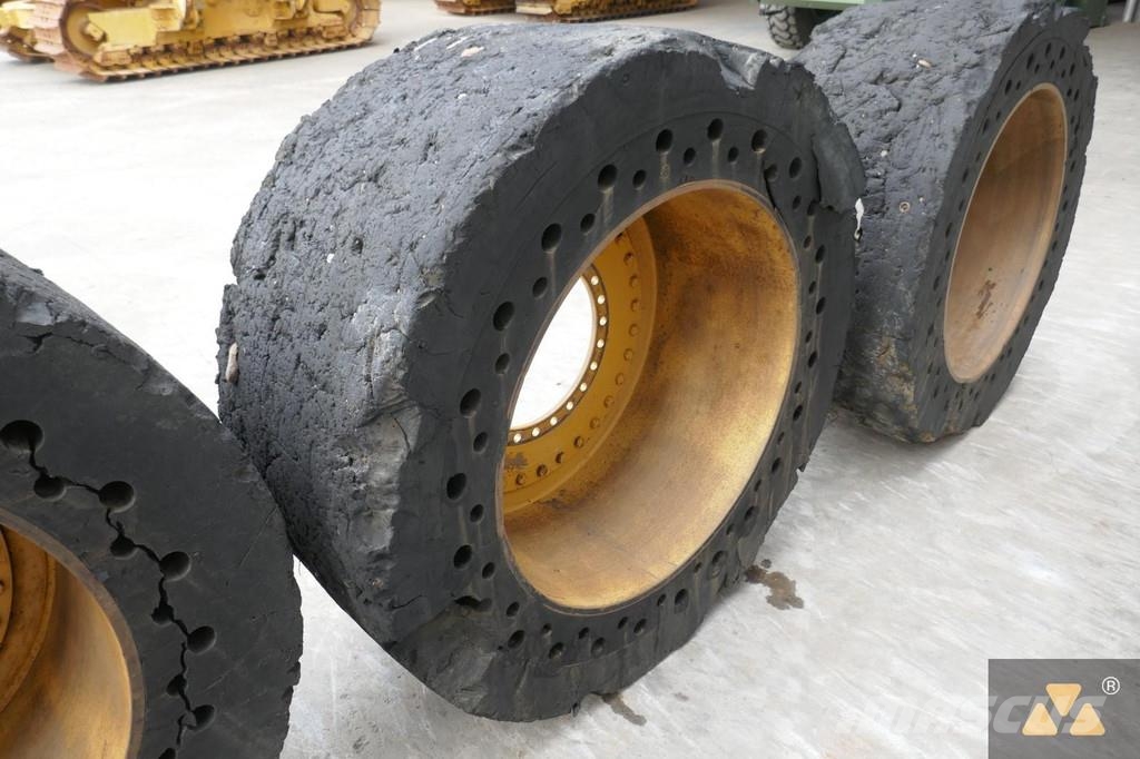 Volvo L180 Cushion wheels Banden, wielen en velgen