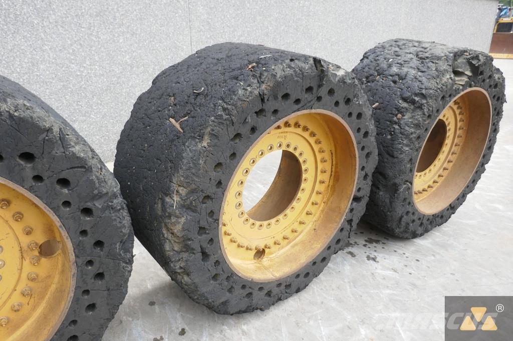 Volvo L180 Cushion wheels Banden, wielen en velgen