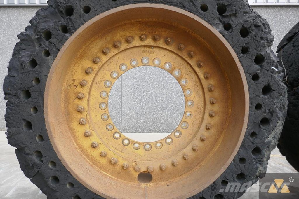 Volvo L180 Cushion wheels Banden, wielen en velgen