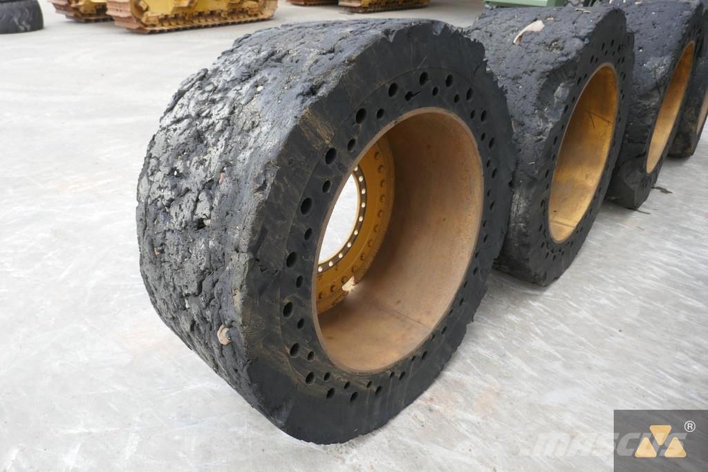 Volvo L180 Cushion wheels Banden, wielen en velgen