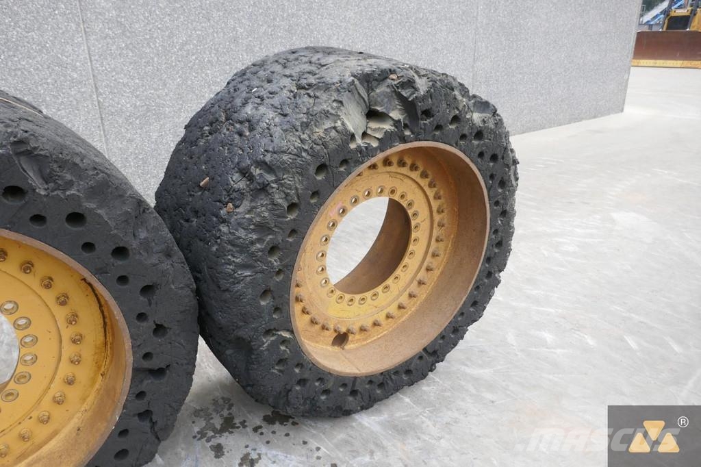 Volvo L180 Cushion wheels Banden, wielen en velgen